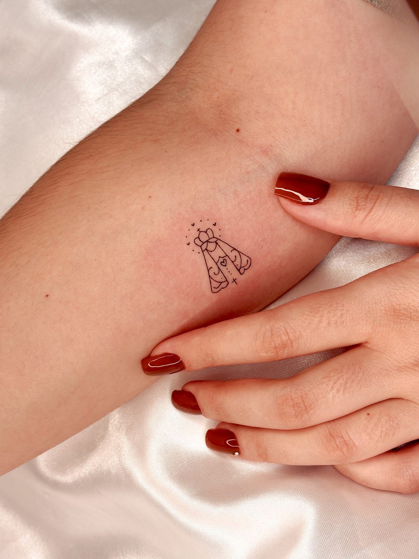 Tatuagem fineline floral delicada na perna
