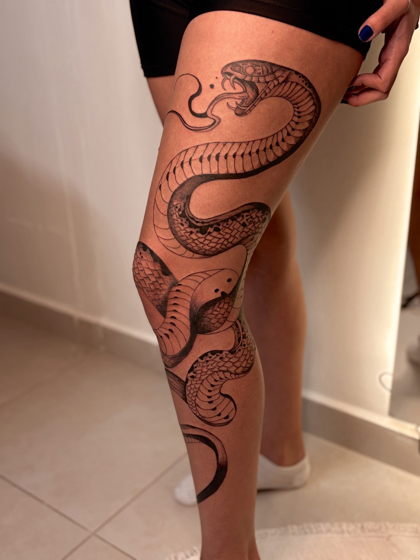 Tatuagem blackwork de cobra na perna